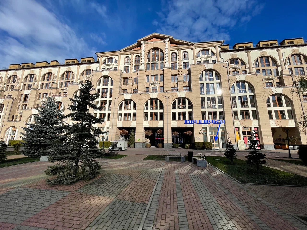 Фасады корпусов комплекса Горки Город Апартаменты